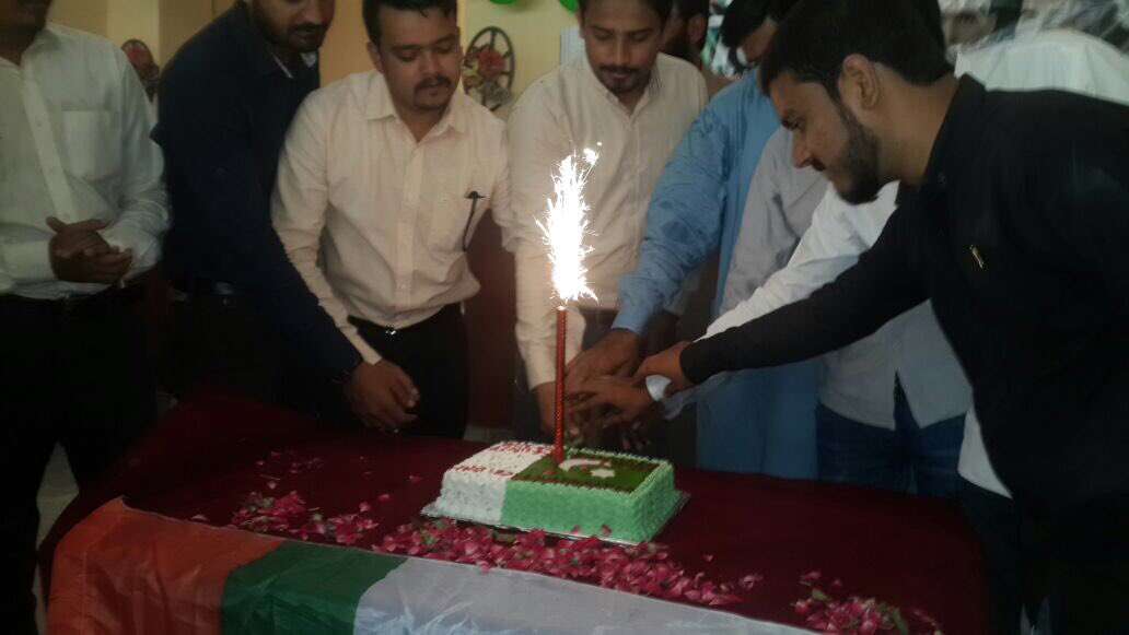 AhsanAliGhori's tweet photo. @APMSOOfficial حیدرآباد سیکٹر کے تحت 70 ویں جشن آزادی کے سلسلے میں مختلف کالجز میں کیک کٹنگ پرچم کشائی 
@SyedAminulHaque 
@IzharulHassan https://t.co/kzEvKpGFWm
