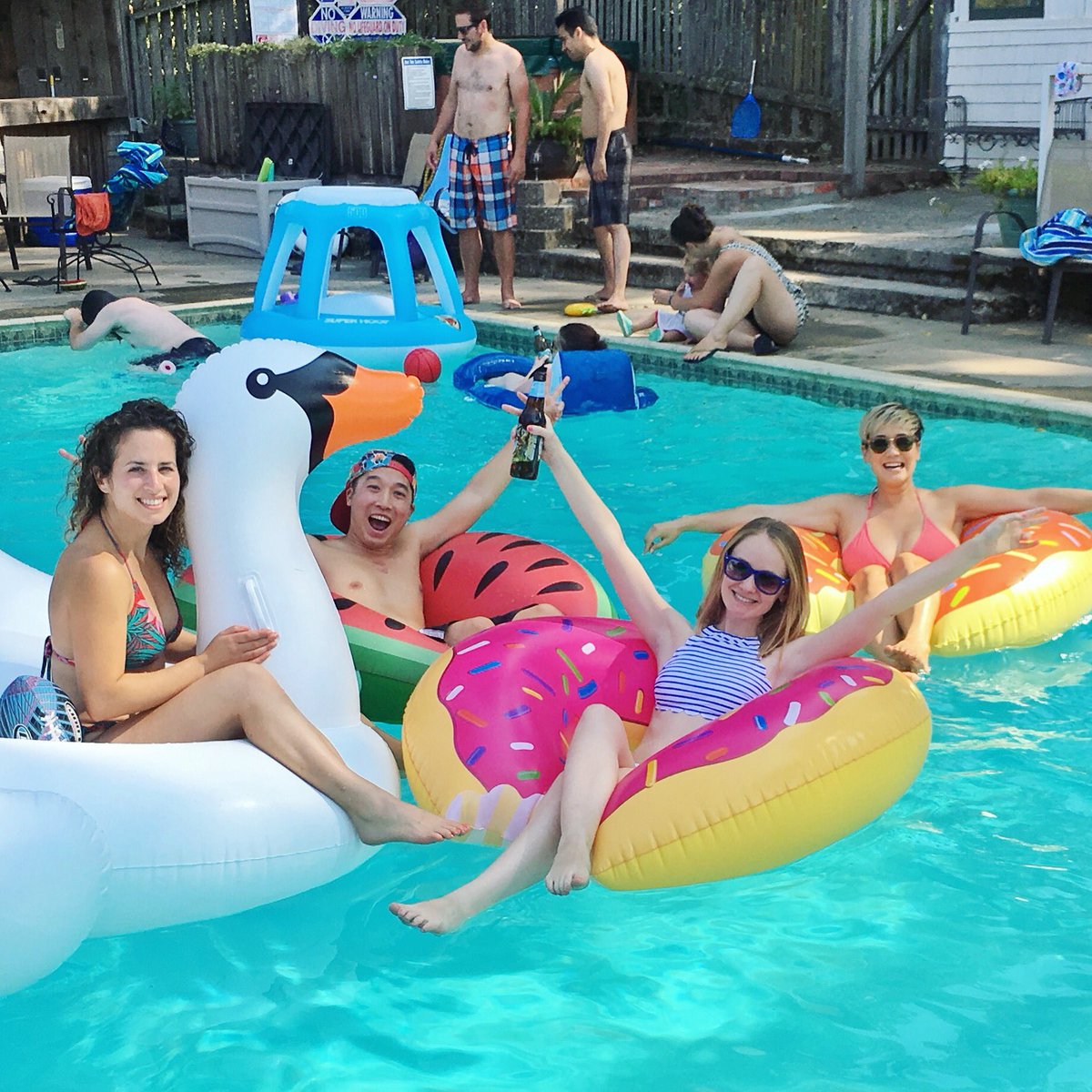 thechelseamarrs's tweet photo. Summer vibes this weekend! ☀️Poolside by day and streaming movies by night (*without even using data*) thanks to #fiosboston! 😎✌🏻#ad https://t.co/JW3tkX4uSl