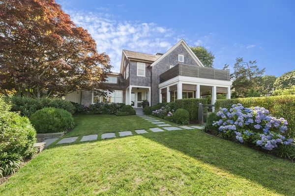BW's tweet photo. Hamptons mega-mansions are out of vogue https://t.co/ibryoTK1fL https://t.co/9kDDciEEY9