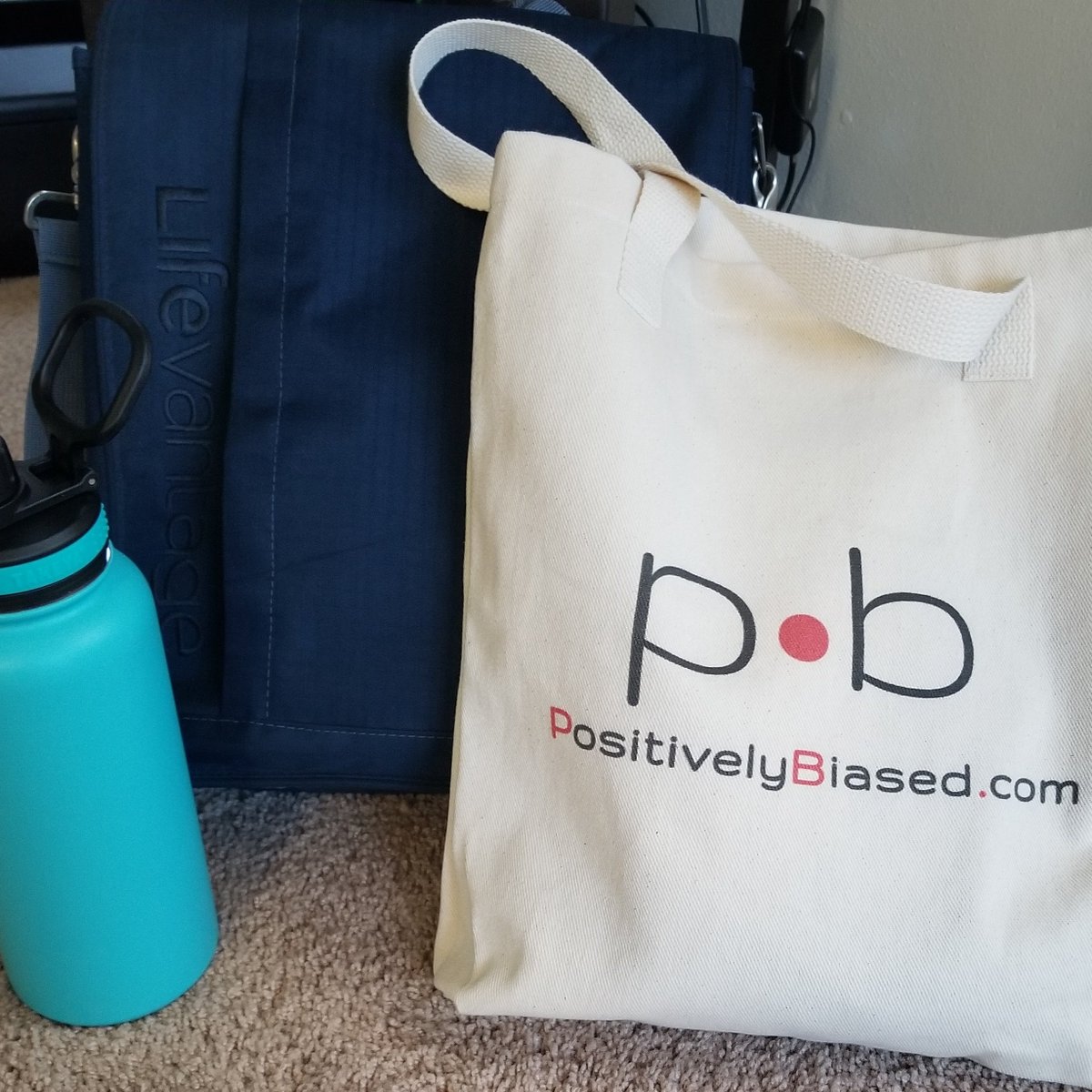 PositivelyB's tweet photo. When you still got a 9-5, but also a budding entrepreneur. #MarketAnywayYouCan
#PositivelyBiased
#MajorWayTees
#BagLady https://t.co/AlbHiPUIrL