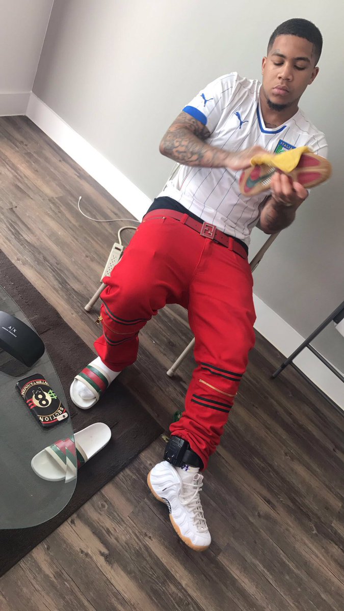 RobMonee8's tweet photo. #section8shit 💲🎱💩 https://t.co/TD2jgQCosW
