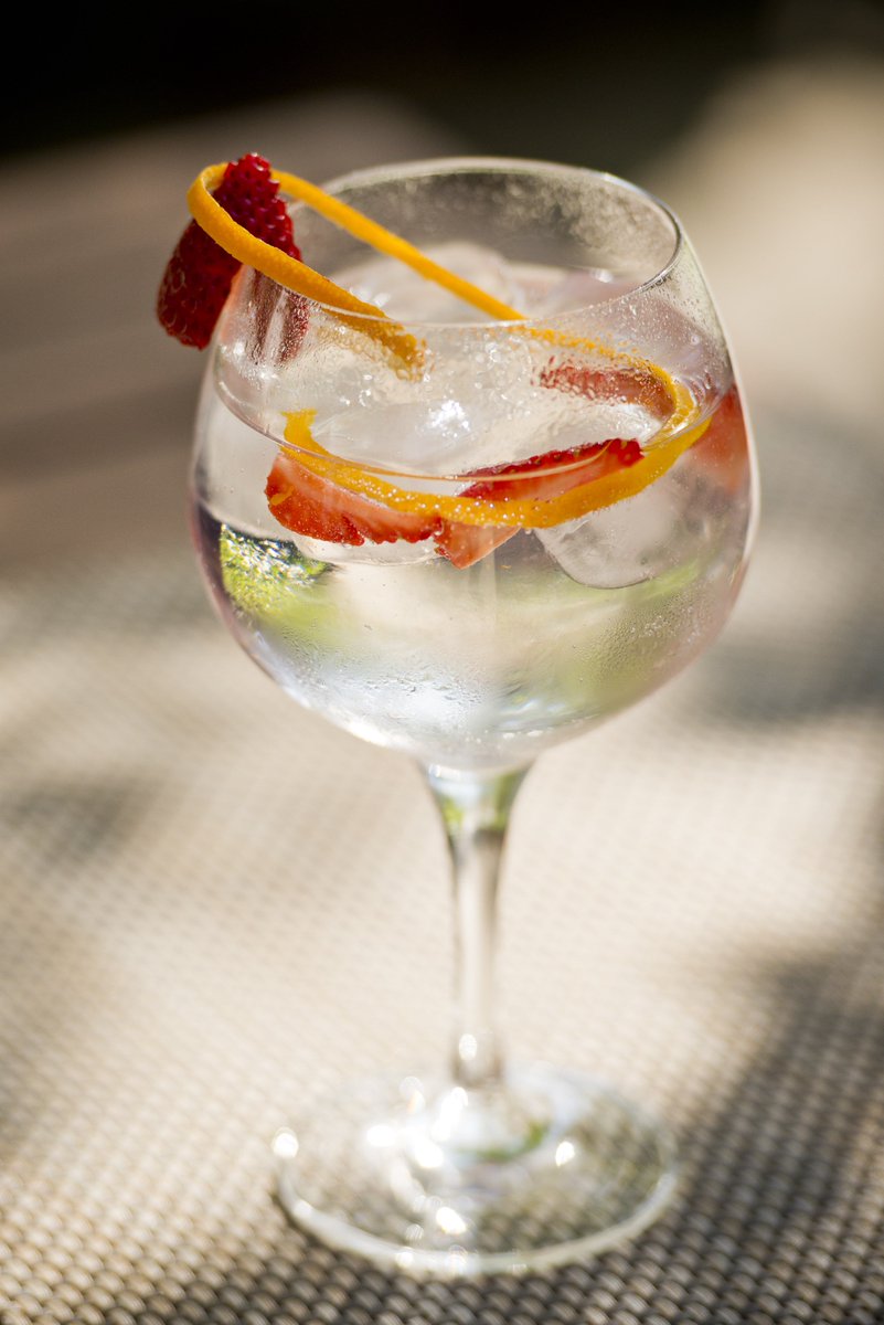 ¿Qué tal una cena en nuestra terraza y una copa con los amigos? Los sábados tenemos abierto hasta las 2h.