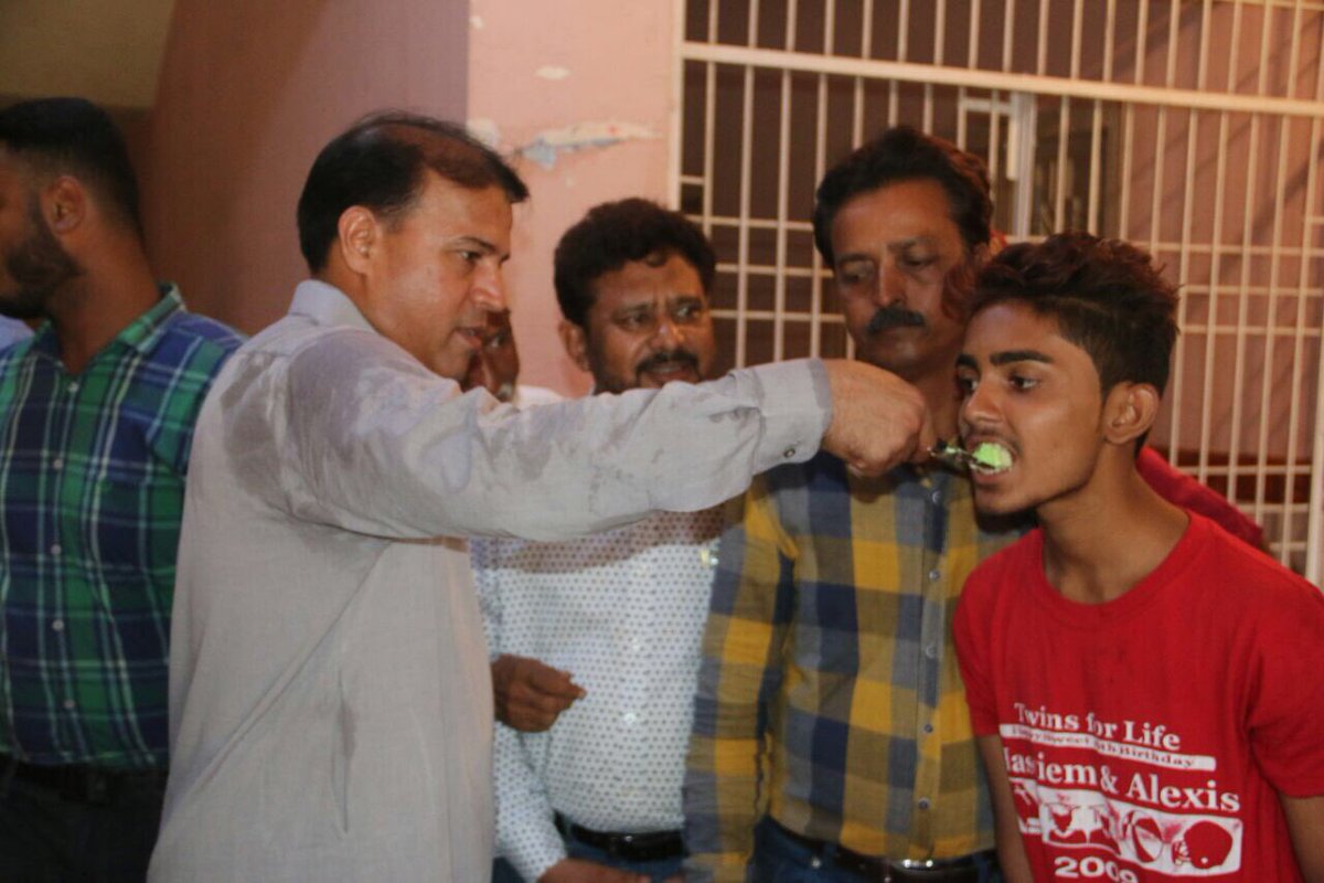 AhsanAliGhori's tweet photo. پاکستان کے 70 ویں یوم آزادی کے سلسلے میں@APMSOOfficial سیکٹر ڈی کے تحت لیاقت ڈگری کالج میں کیک کاٹا گیا۔ @faisalsubzwari @IzharulHassan https://t.co/okdL6GO7UZ