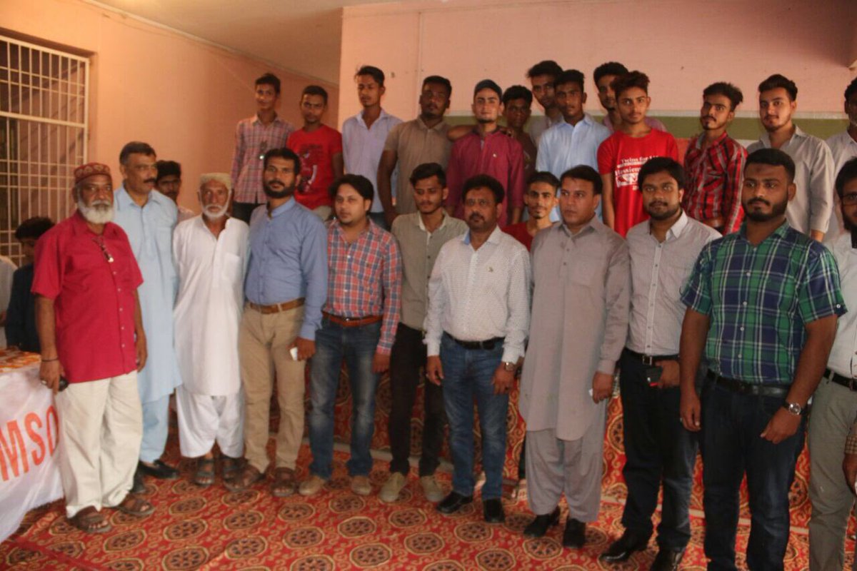 AhsanAliGhori's tweet photo. پاکستان کے 70 ویں یوم آزادی کے سلسلے میں@APMSOOfficial سیکٹر ڈی کے تحت لیاقت ڈگری کالج میں کیک کاٹا گیا۔ @faisalsubzwari @IzharulHassan https://t.co/okdL6GO7UZ