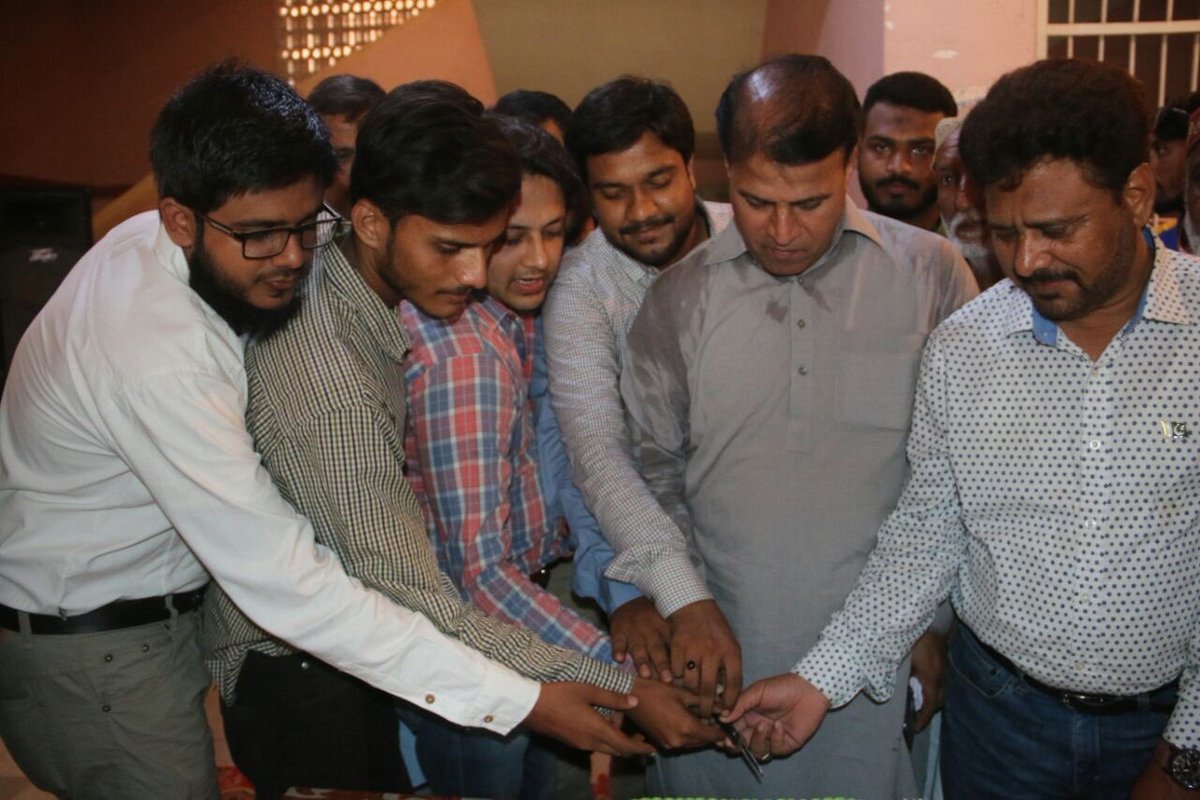 AhsanAliGhori's tweet photo. پاکستان کے 70 ویں یوم آزادی کے سلسلے میں@APMSOOfficial سیکٹر ڈی کے تحت لیاقت ڈگری کالج میں کیک کاٹا گیا۔ @faisalsubzwari @IzharulHassan https://t.co/okdL6GO7UZ