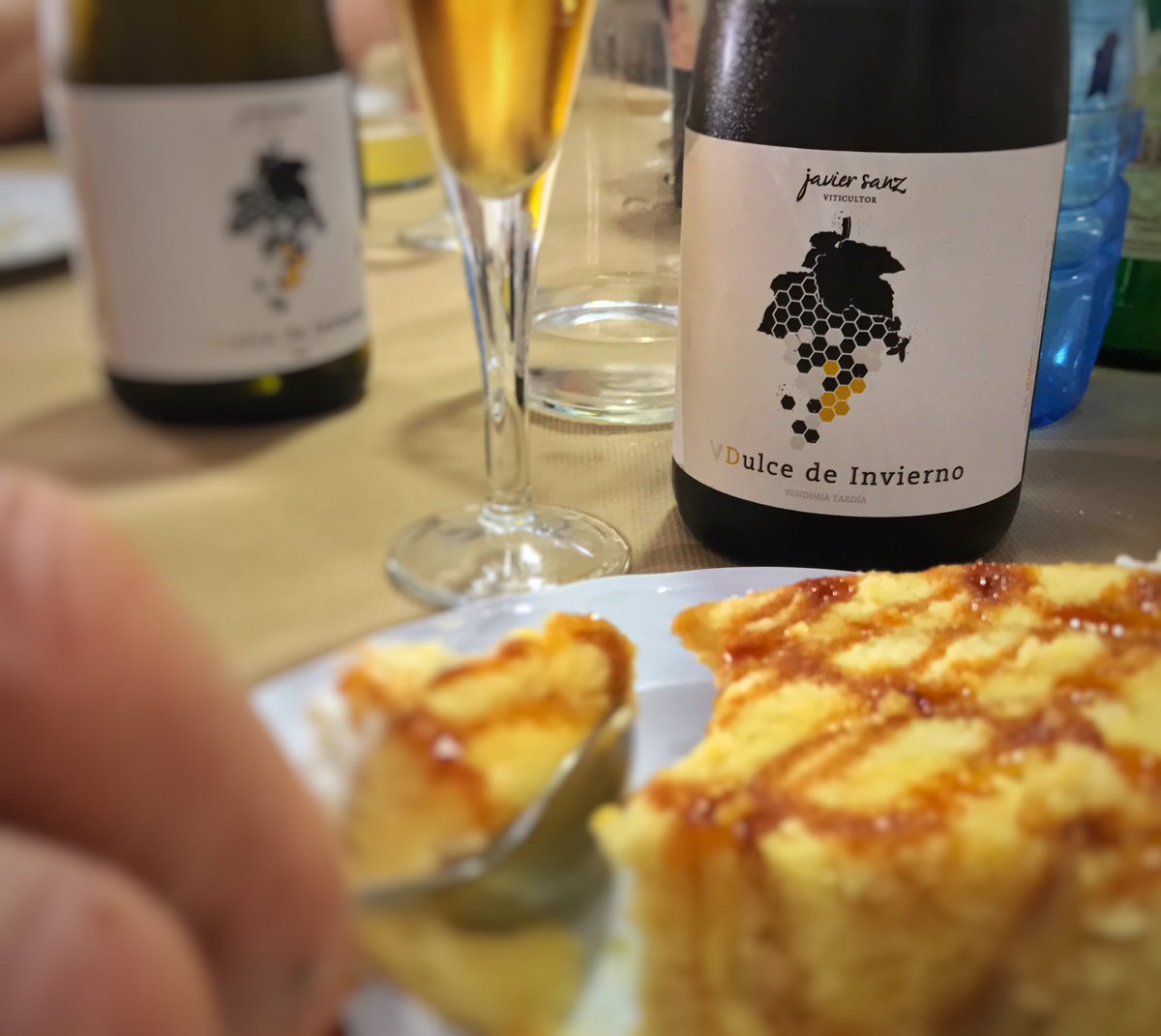 casadelmartapia's tweet photo. Terminando el servicio de comidas con un capricho, #DulcedeInvierno de @js_viticultor @masquetinto 
#Verano2017 https://t.co/lBLW1RjI5Q