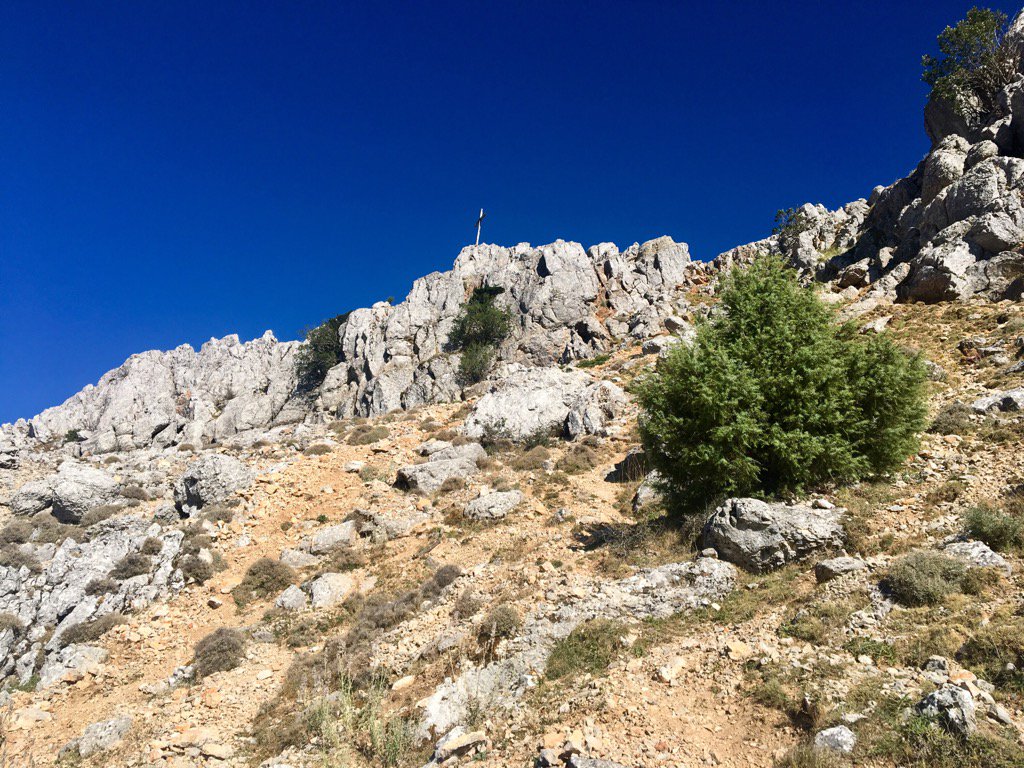PicodeNavas's tweet photo. Cada vez más cerca y a la vez tan lejos #SubidaalPicodeNavas #quedaundia #trailrunning #Burgos #Soria https://t.co/ScbzAmkCZL