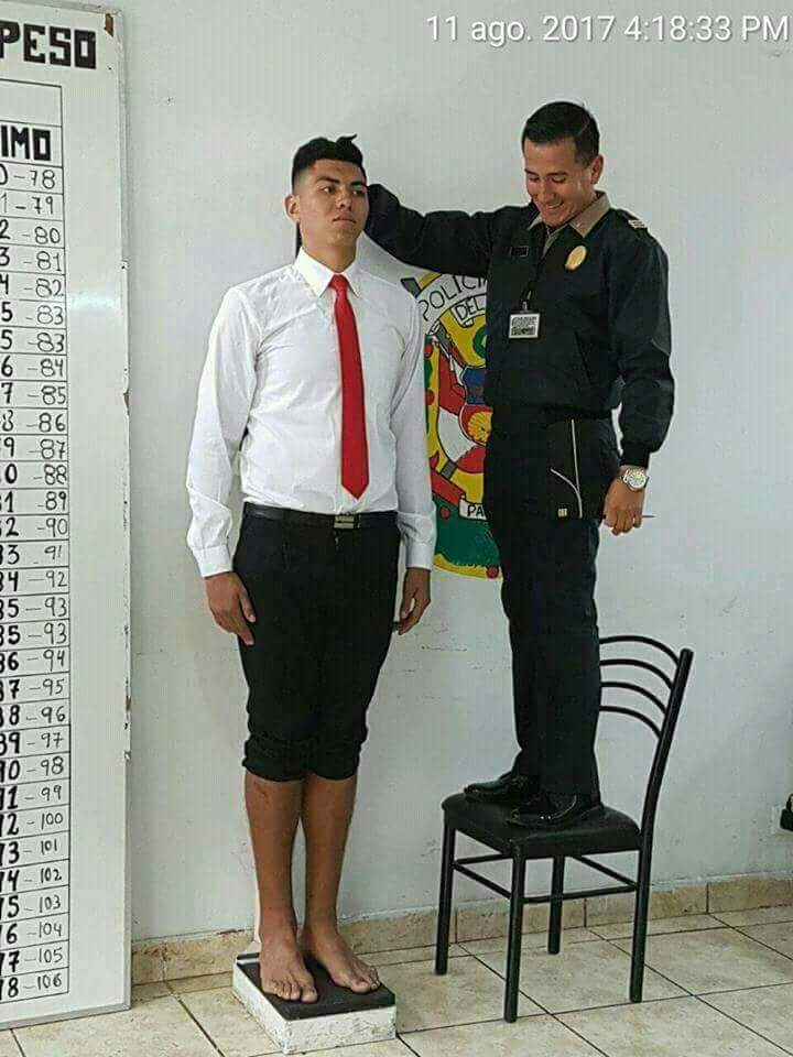 JoseMillonesV20's tweet photo. Cuando el postulante se sobra en talla, #vidadeinterior #admision #ETSPNP 😆 https://t.co/pvTLFvYXoq