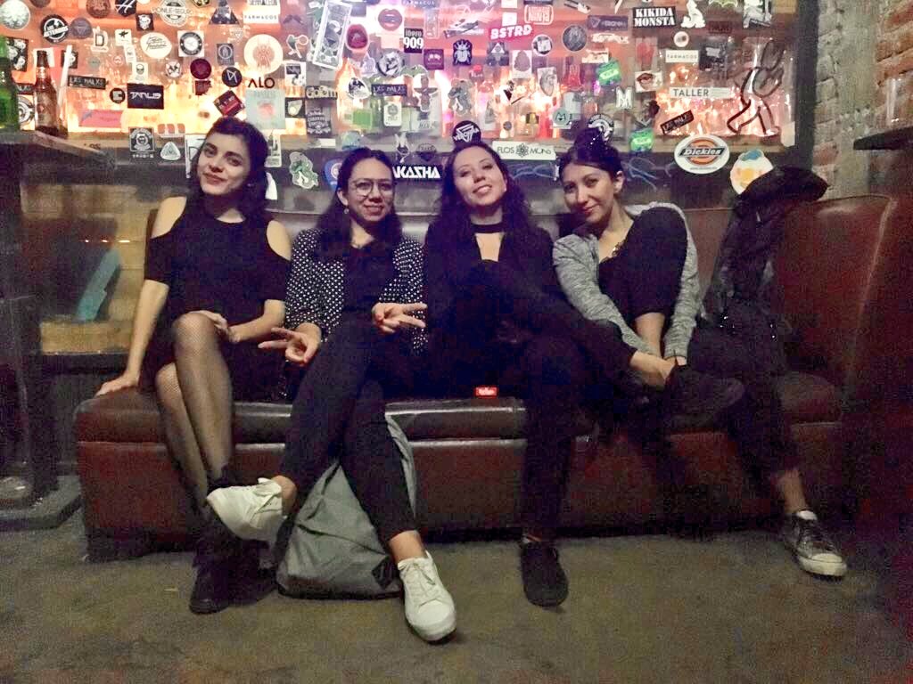 FalsaFortuna's tweet photo. Para los que se perdieron (y los que no) la tocada del jueves 🎸 ¡los esperamos el martes 15 en el @SalonPataNegra! 🎹 https://t.co/2gYxNppByV