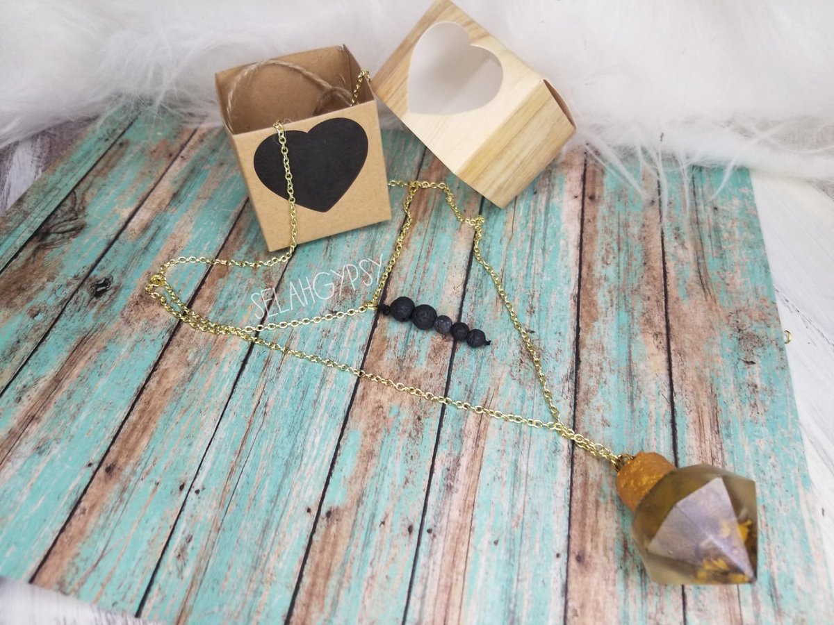 SelahGypsy's tweet photo. What #oil would U carry &amp; #diffuse?
#essentialoils #LOVE___YOURSELF #essentialoiljewelry #diffuserjewlery #jewelry https://t.co/LwIsLLz2GX https://t.co/qV1igePCLa