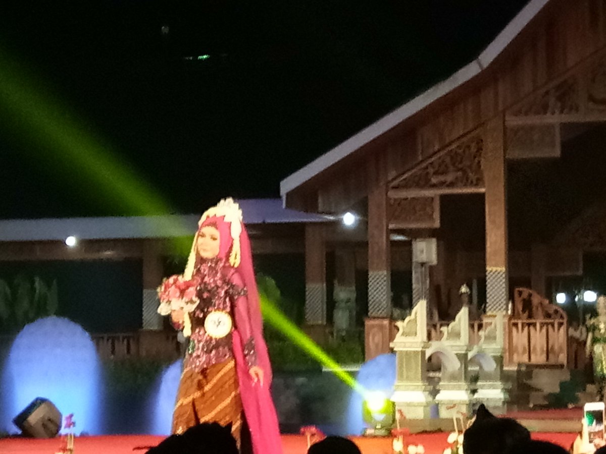 eka_padwi's tweet photo. Meriahnya acara peresmian air mancur taman pasanggrahan padjadjaran di meriahkan firza idol dan ada #FashionShowPurwakarta https://t.co/0J56qvtqOx