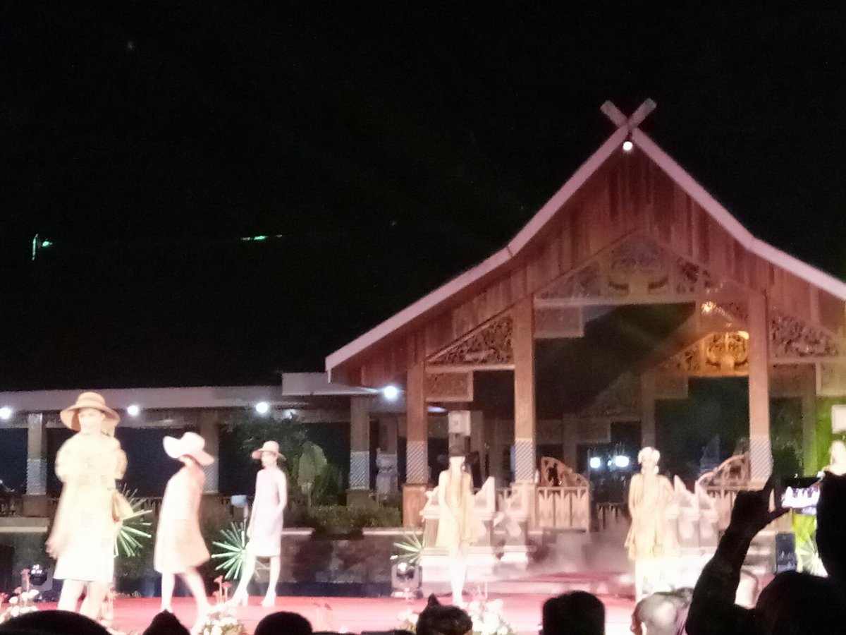 eka_padwi's tweet photo. Meriahnya acara peresmian air mancur taman pasanggrahan padjadjaran di meriahkan firza idol dan ada #FashionShowPurwakarta https://t.co/0J56qvtqOx