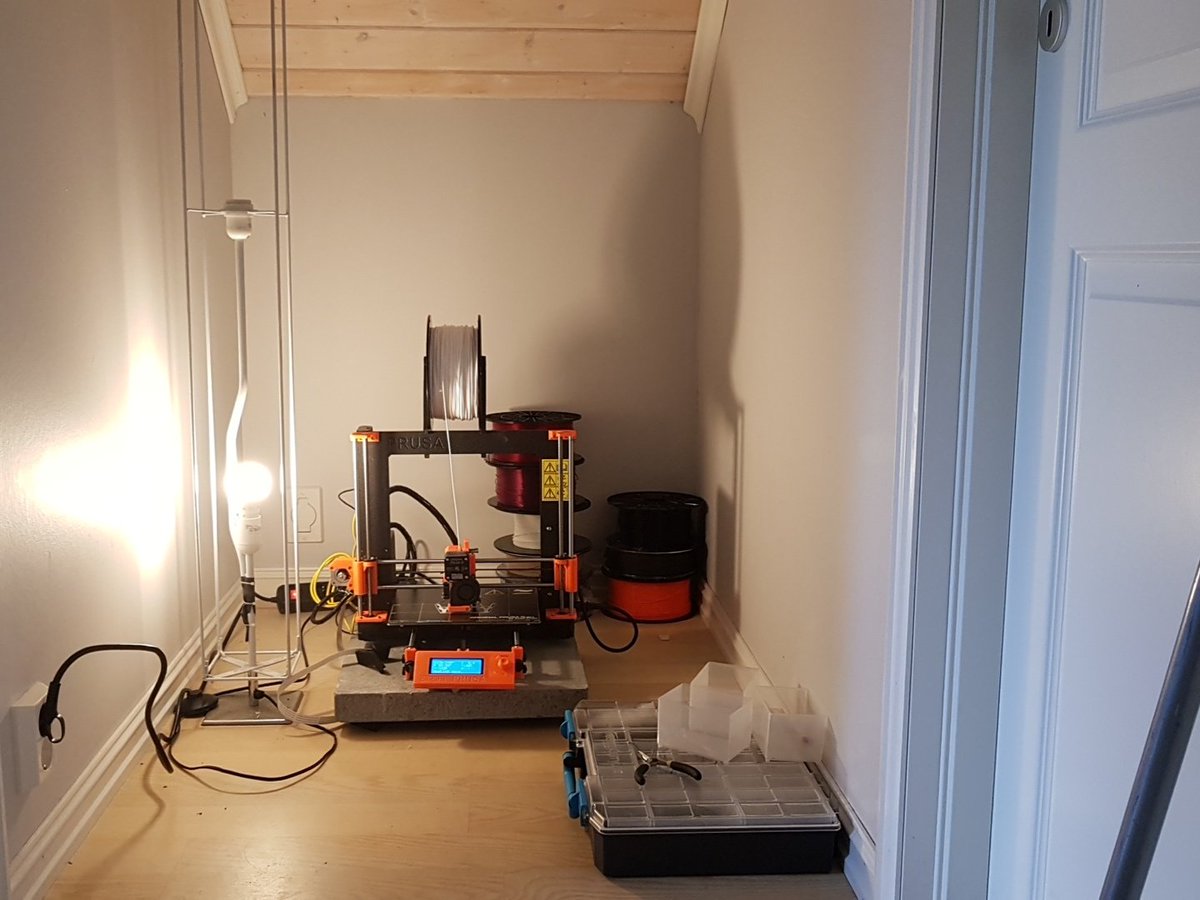 d4dy3d's tweet photo. #3Dprinting hackerspace version 0.1 with the #prusa i3 #mk2s. Concrete tile on rubber+silent mode makes a hell of a difference noise wise. https://t.co/c3wqPnSLMu