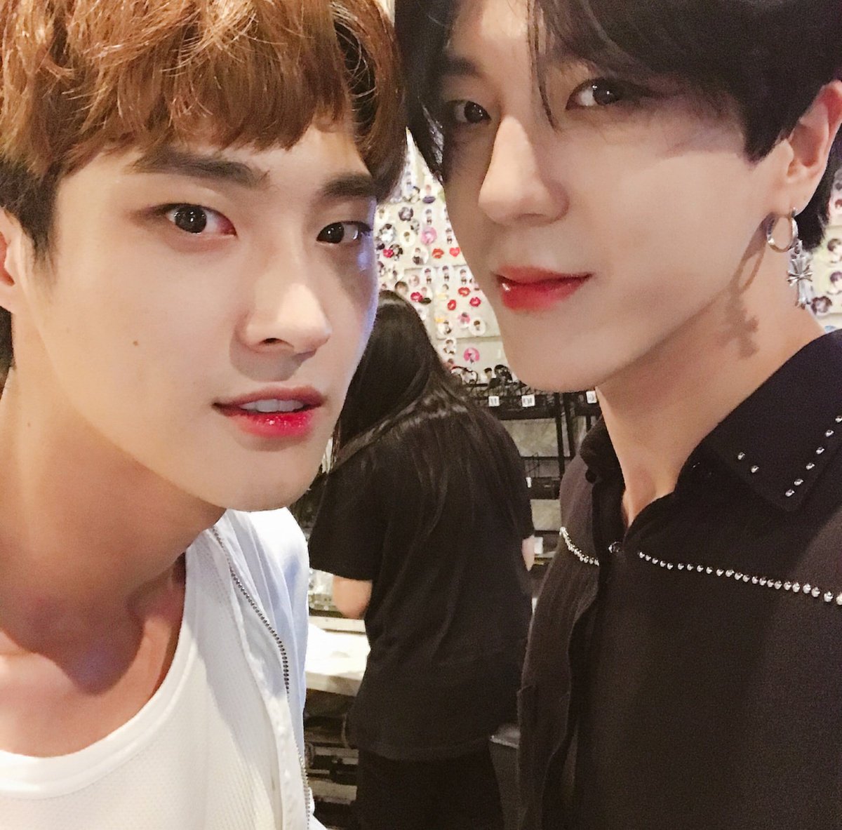 LOUOON_TH's tweet photo. [IG] พี่โรอุนมาอัพรูปกับเด็กๆในยูนิตเยลโล่วในไอจีด้วยค่ะ 😁😁 https://t.co/nFtsnGEyWL