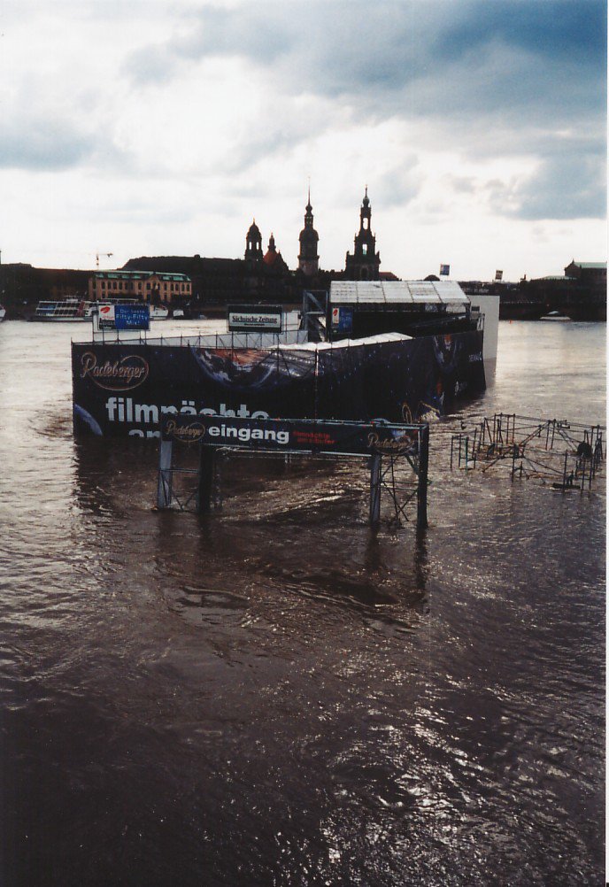 dd_rico's tweet photo. 15 Jahre ist der Wahnsinn nun schon her. Wie die Zeit vergeht ... #Hochwasser #Flut2002 #Sachsen #Dresden https://t.co/4rUK6Q4QWk
