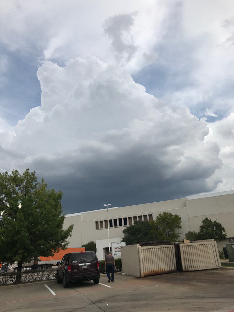 marschaneil's tweet photo. Rain cloud? https://t.co/fV7mWGNw8C