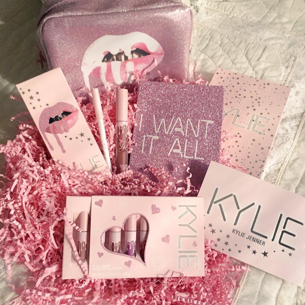 killa_jax's tweet photo. That pink glittery goodness🙆🏼🙆🏼💗🙌🏻🌟🌟👑💄🔥🌟 I seriously LOVE it! @KylieJenner knows the secret to my 💗💗💗!!I have some ideas @kyliecosmetics 📞🙋🏼 https://t.co/A5PghtpsnN