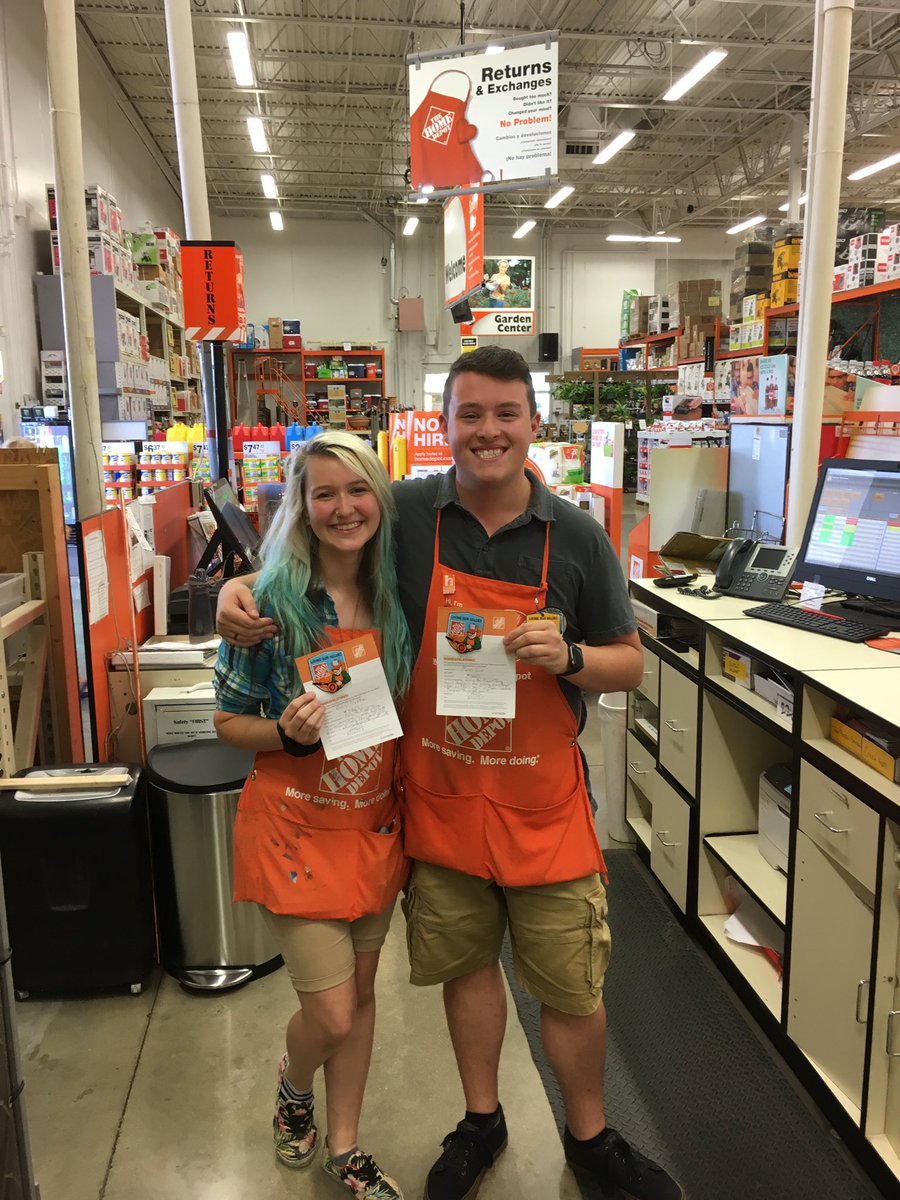 Rsf8RJ's tweet photo. Emily and Ryan going above and beyond at #3863 by jumping in and helping a customer clean up a paint spill in her car. Great Job ! https://t.co/VawFzoObLQ
