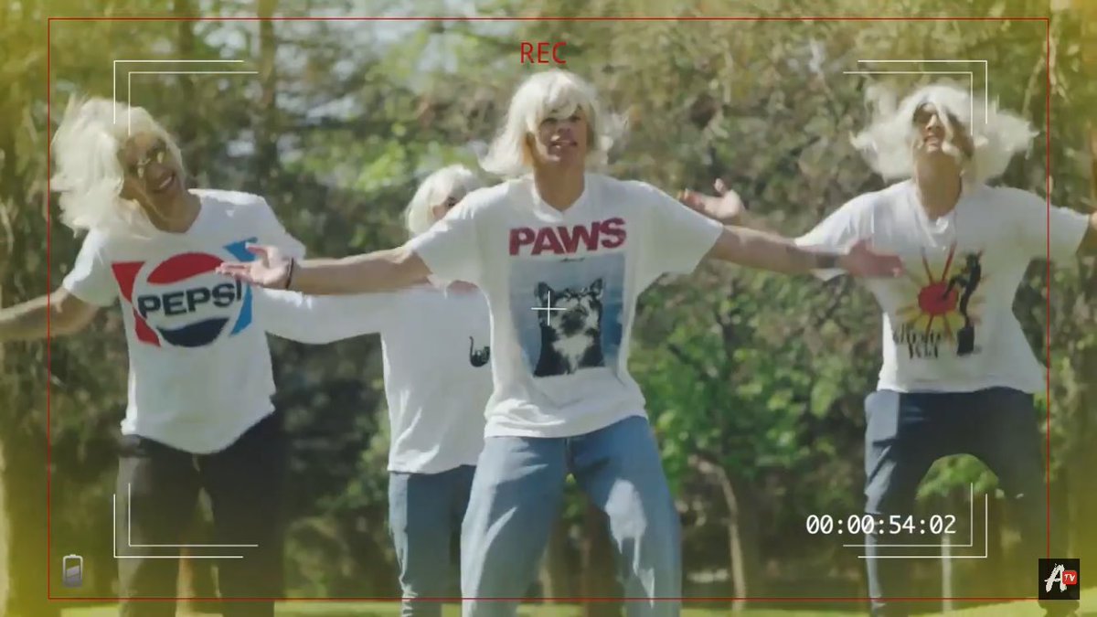 _naalii_'s tweet photo. When the guys want to be like Austin but they looks like Britney Spears😂 https://t.co/ayRxHdUNj4