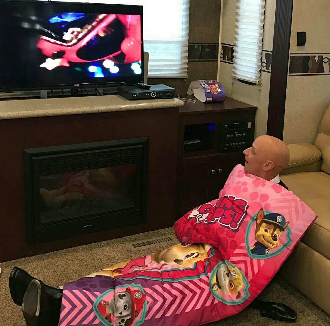 gofckapineapple's tweet photo. This man is 38 years old y'all https://t.co/RCdJaw5iC0