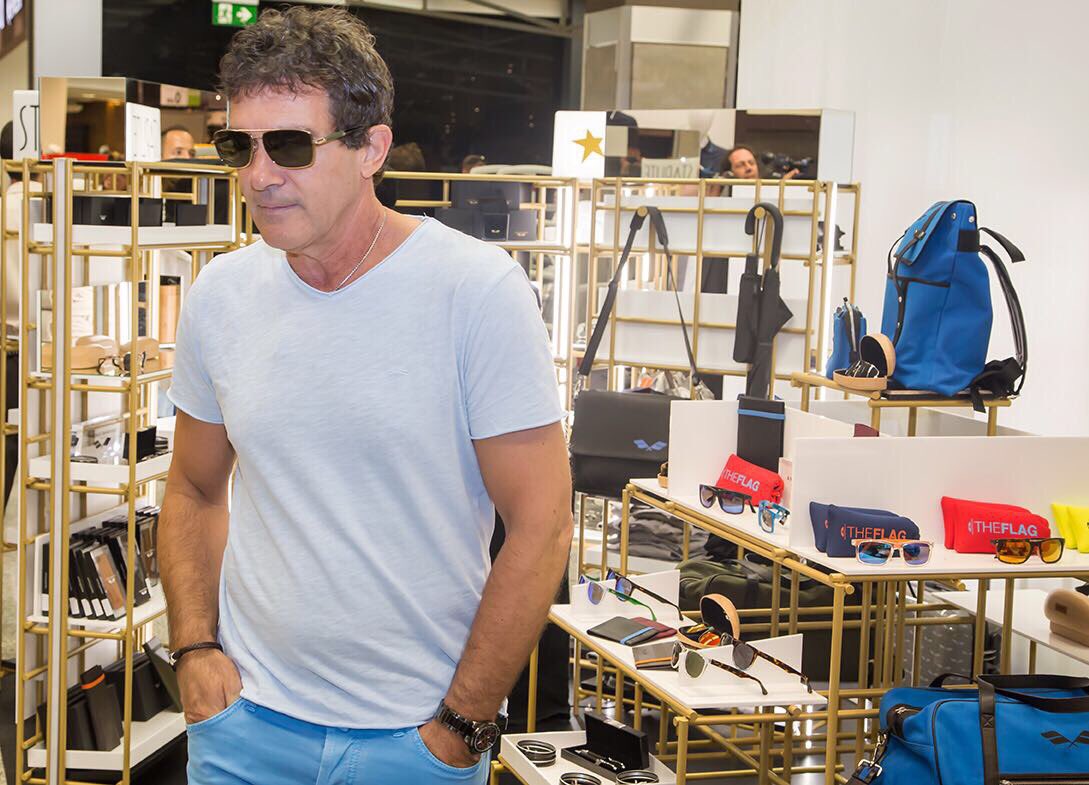 Starlite_Shop's tweet photo. We're loving @antoniobanderas wearing his 'Film Star' collection #sunglasses today at out store in @elcorteingles of #PuertoBanús #ABDesign https://t.co/3zeGUnJErG