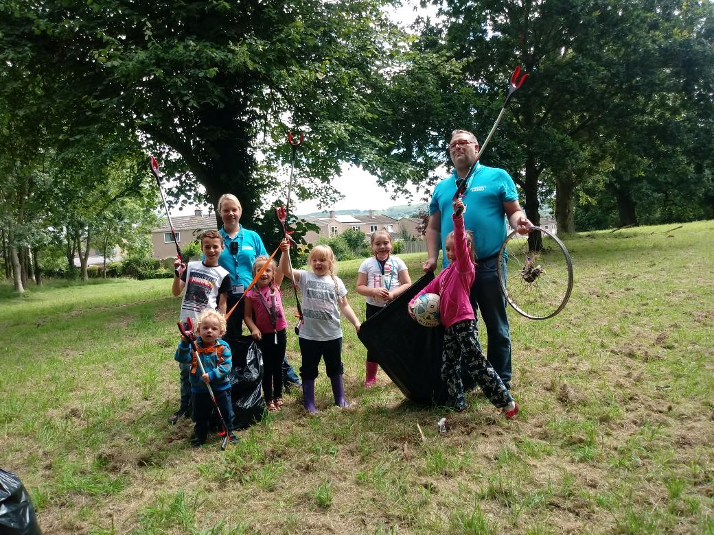 Communityrange1's tweet photo. family litter day pick event with #communityrangers thanks to all that help amazing job @6Dangermouse @GlosCitySafe @GlosCityPolice https://t.co/96t3xYnxsw