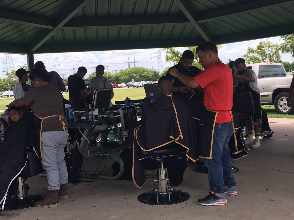 ghpd_chief's tweet photo. Dallas Blends Barber College giving free hair cuts @GlennHeightsTX  Back to School Fair and Family Festival! Thanks. @GlennHeightsPD https://t.co/26jzjOAKza