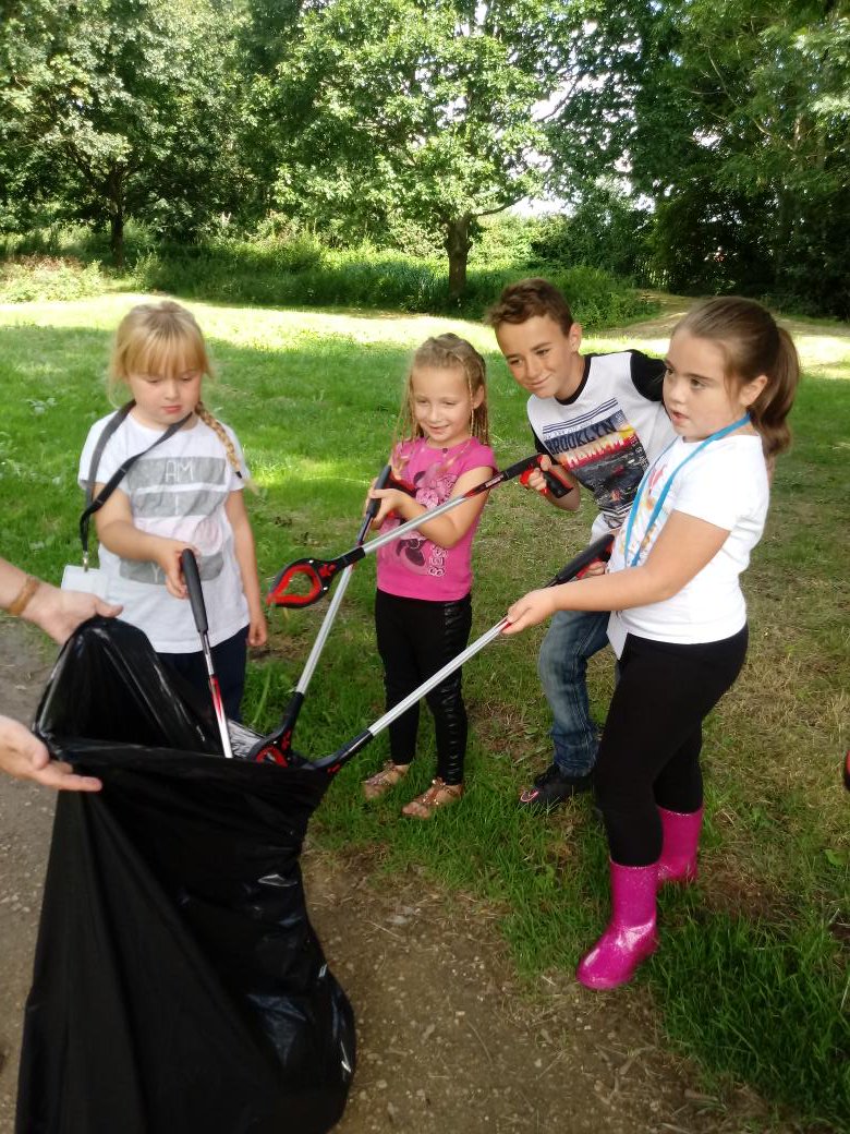 Communityrange1's tweet photo. family litter day pick event with #communityrangers thanks to all that help amazing job @6Dangermouse @GlosCitySafe @GlosCityPolice https://t.co/96t3xYnxsw