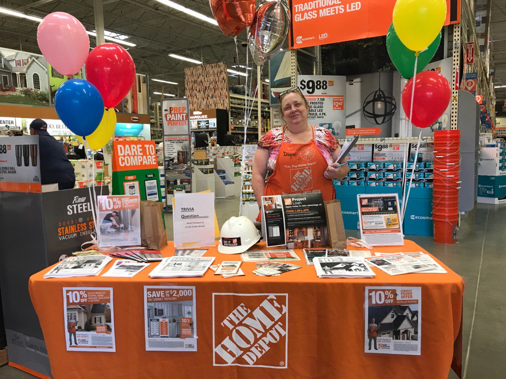 Bellport working the LEAD table with popcorn and trivia! <a href="/deeluck12/">Denise Luck</a> <a href="/williams2_e/">Yvette Stubbs</a> <a href="/SAnziano/">Stephen Anziano</a>