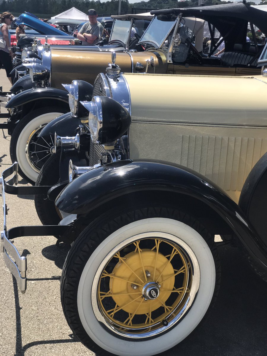 TheAdventureMom's tweet photo. Enjoying all things vintage at 1940's Day at Lunken Airport #createmorecuriosity #vintagecincy @CincyMuseum #summerincincy https://t.co/bg6oqAu11a