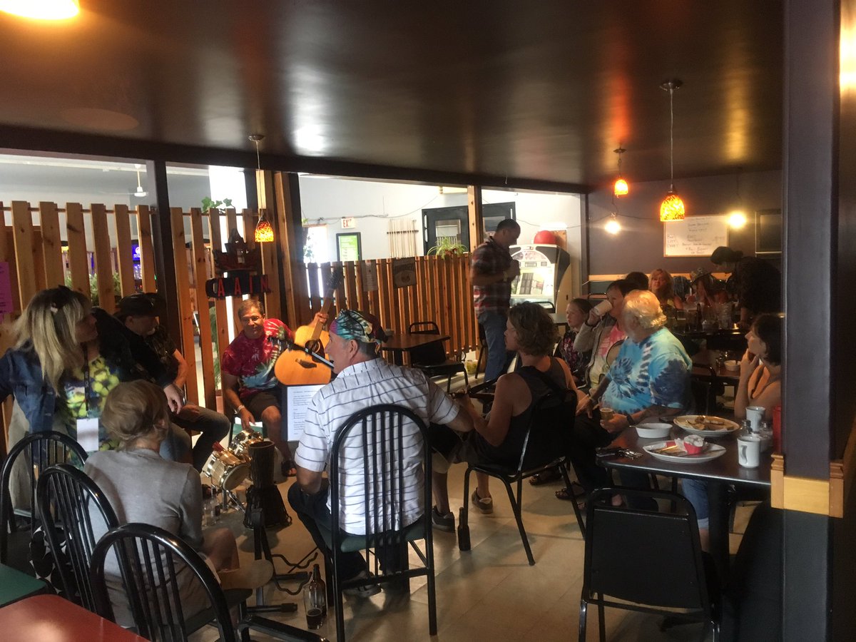 poola_g's tweet photo. Serdee morning jam @ Mr B's @LCHullabaloo #LCH2017 https://t.co/P721tfMTKo
