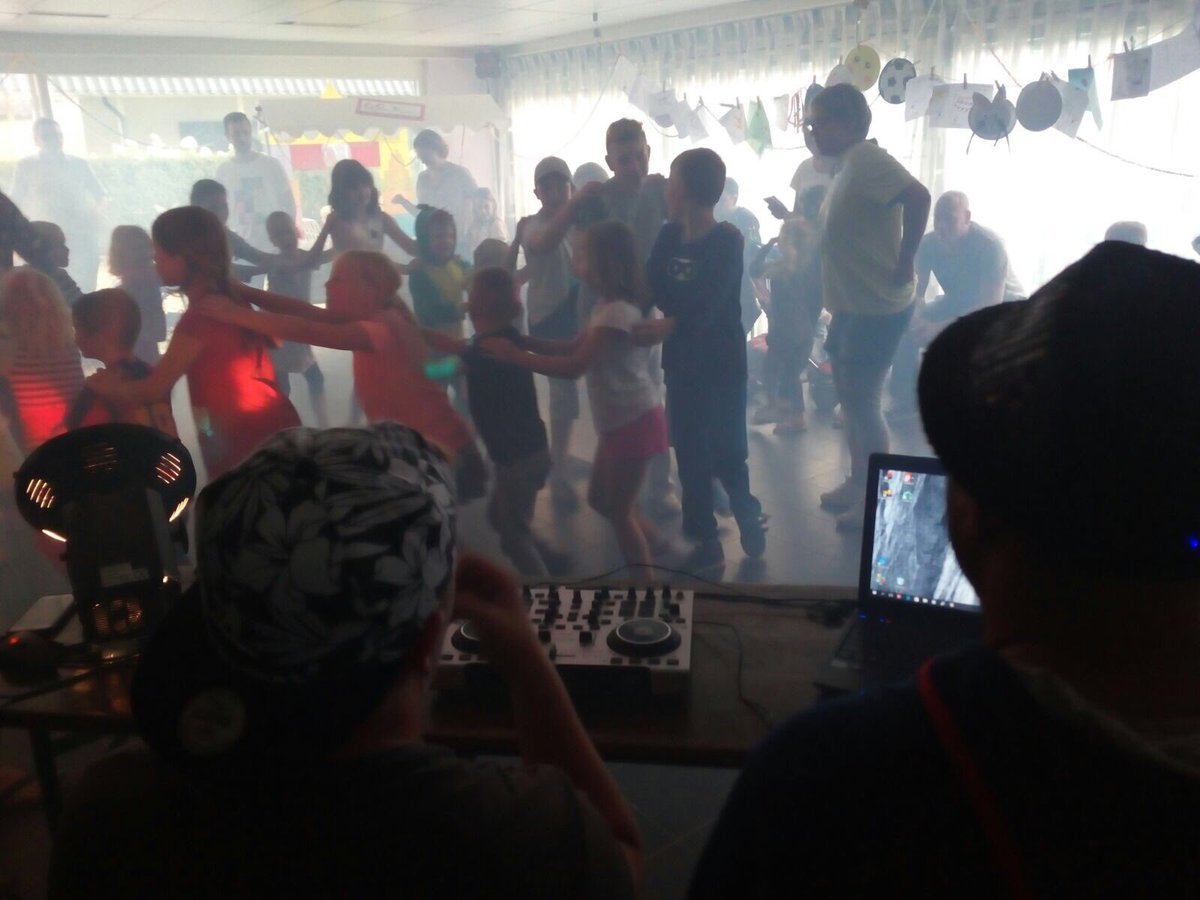 pdm1111's tweet photo. Piama party op #droompark #beekbergen. Kei gezellig. #mixdematch https://t.co/clroahnqsf