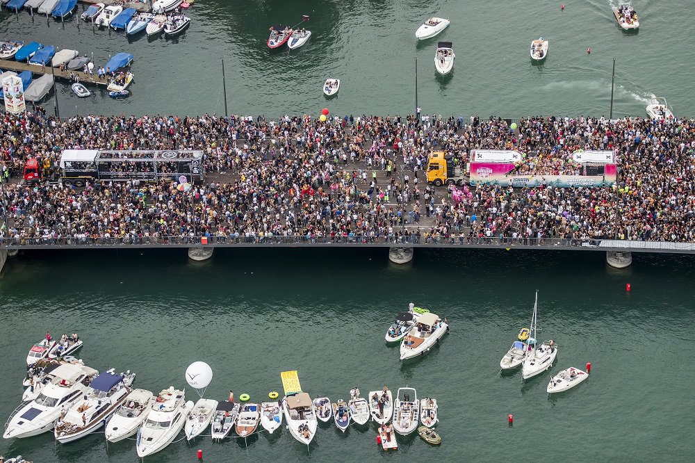 EstrellaOnline's tweet photo. #Galería  #Zúrich se exhibe en el festival de la música tecno #streetparade  
https://t.co/vcrJSCqzM7 https://t.co/Kl4HrMGqOm