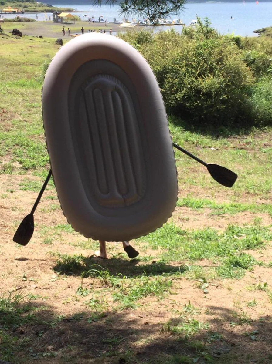 ボートを背負って歩くと、未知の生物みたいになっちゃうww
