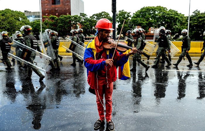 AnjokaBramax's tweet photo. @MichelPesquera #LiberenaWillyArteaga  
¿Cómo puede un músico y su violín intimidar a un gobierno tan fuertemente?
¡Ayude a divulgar y RT, pls! Gracias🙏 https://t.co/qRGSVds8DJ