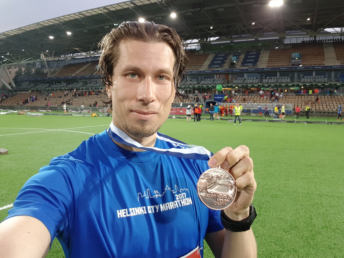 oikarain's tweet photo. Se oli ikimuistoinen eka #helsinkicitymarathon. Meinasin Lauttasaaressa jäädä kaatuvan puun alle, kun #ukkonen alkoi. #hcm2017 https://t.co/g2SRP5xrd2