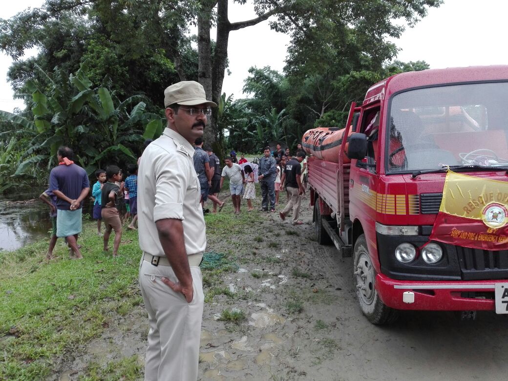 airnews_ghy's tweet photo. SP Majuli Baibhav Nimbalkar personally monitors the rescue operation by SDRF team in Ujani Majuli area #AssamFloods https://t.co/dRiRvCiGHO