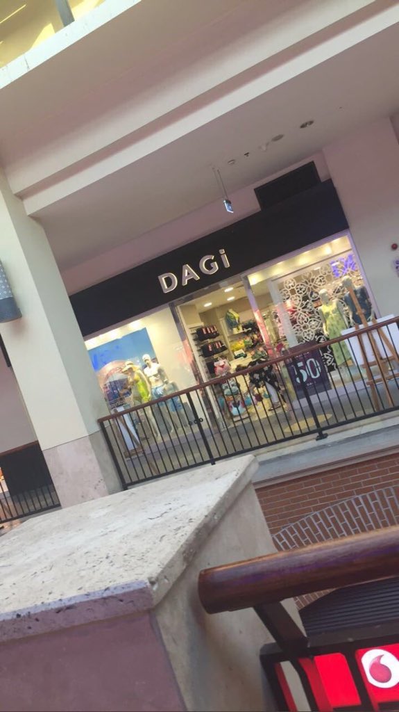 SelinaAlacaa's tweet photo. @dagibee Ein Laden in der Türkei hahaha👀🇹🇷 https://t.co/z3l0YaFicK