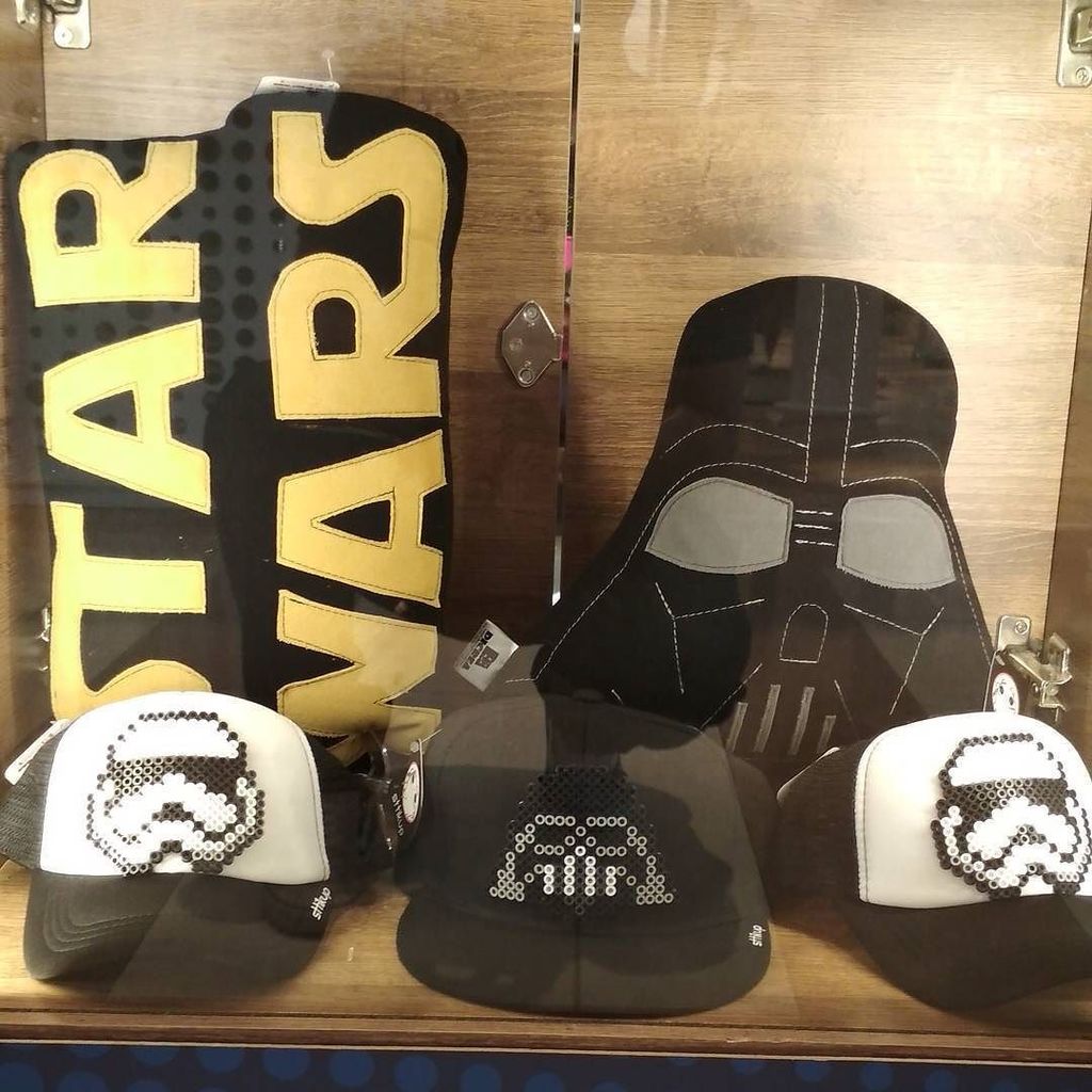 Sttikup's tweet photo. El regalo perfecto para un pequeño #padawan #sttikupgeek  #felizsabado  #StarWars #StarWarfan #Sttikup https://t.co/lRtQDwTHek https://t.co/qI0Qhp5dNa