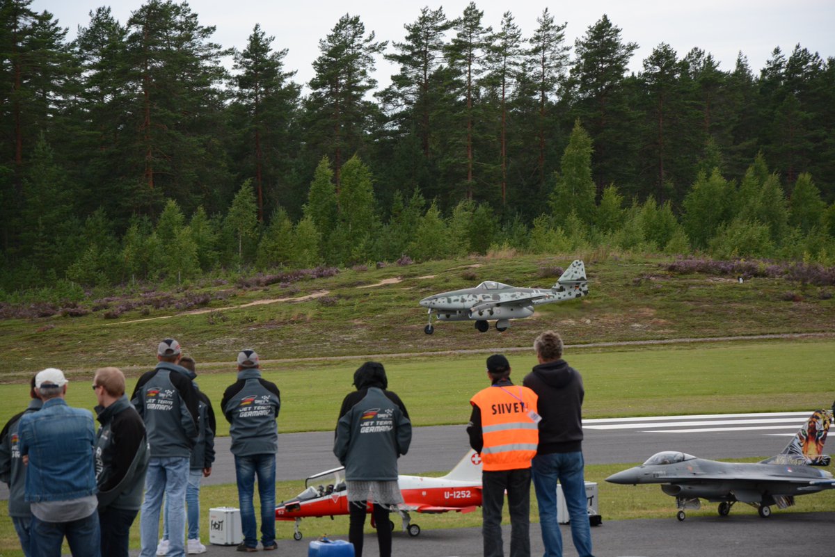 mauri_toivola's tweet photo. Suihkumoottorilennokkien MM-kisat. #JetWorldMasters #Jämi https://t.co/37lLFRLGqb