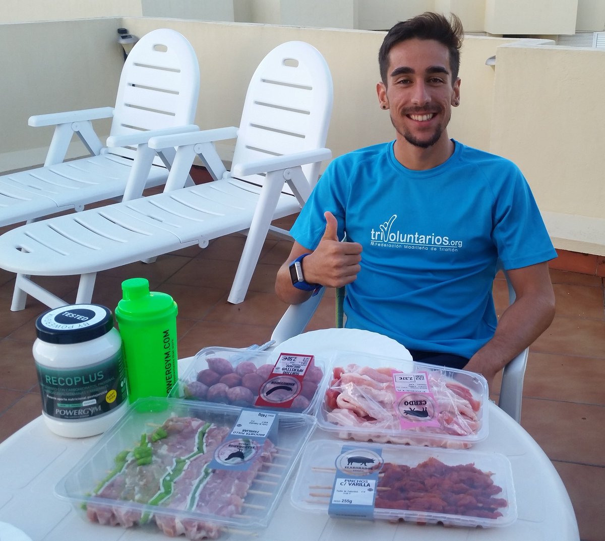 ivan_tri96's tweet photo. Barbacoa 🍖🍗🍽 + #recoplus 🍹 de @PowergymCentral = Buena recuperacion tras unas duras sesiones de 🚲 con series de potencia y 🏊 #PowergymRef https://t.co/iq5gjFTwXg