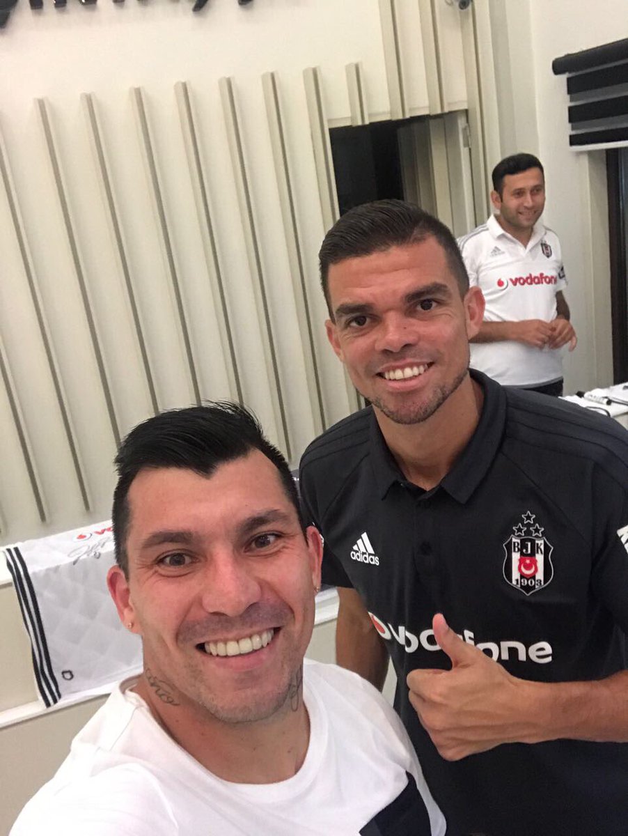 MedelPitbull's tweet photo. Junten miedo con esta dupla 👊🏻🦅🦅#Besiktas @officialpepe https://t.co/UZJKqOCjDg