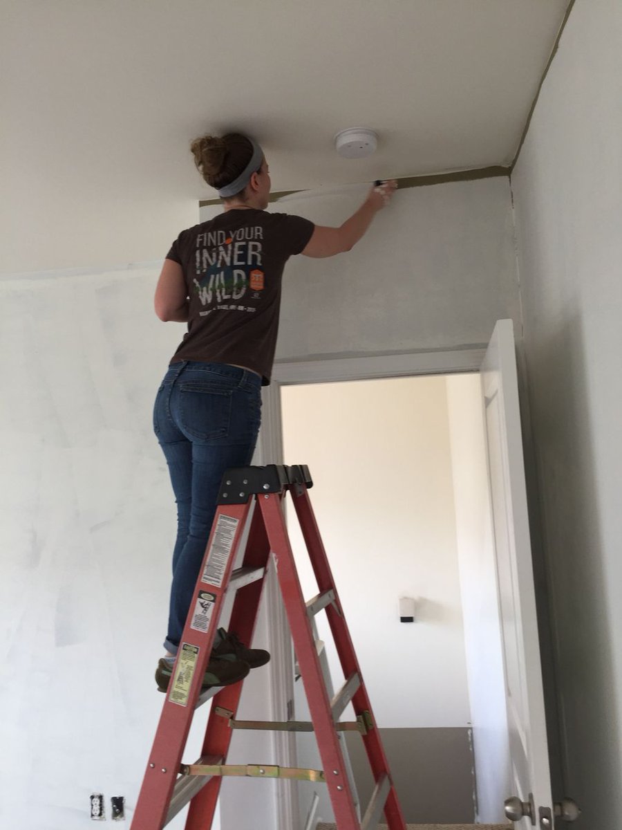 ThreeKeyHomes's tweet photo. All hands on deck as we transform this #ayrsley town home in #southcharlotte! Go team!! https://t.co/ZN7Lrl3Kup