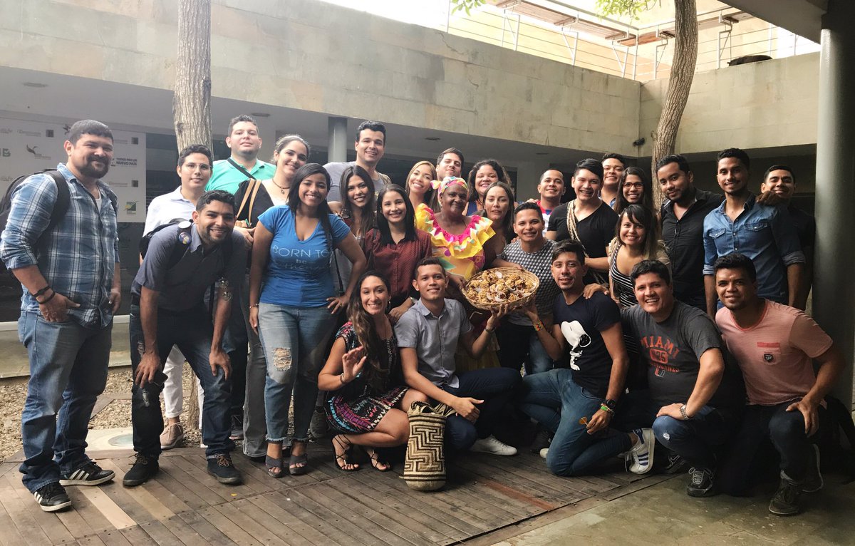 Carnaval_SA's tweet photo. ¡Llevamos la alegría y la Tradición del Carnaval de Barranquilla a la @DosisDigitalCo! 🙌🏼😃❤️ ¡Gracias Ministros por recibirnos! 🎉🎶✨ https://t.co/4yVBsli1kj