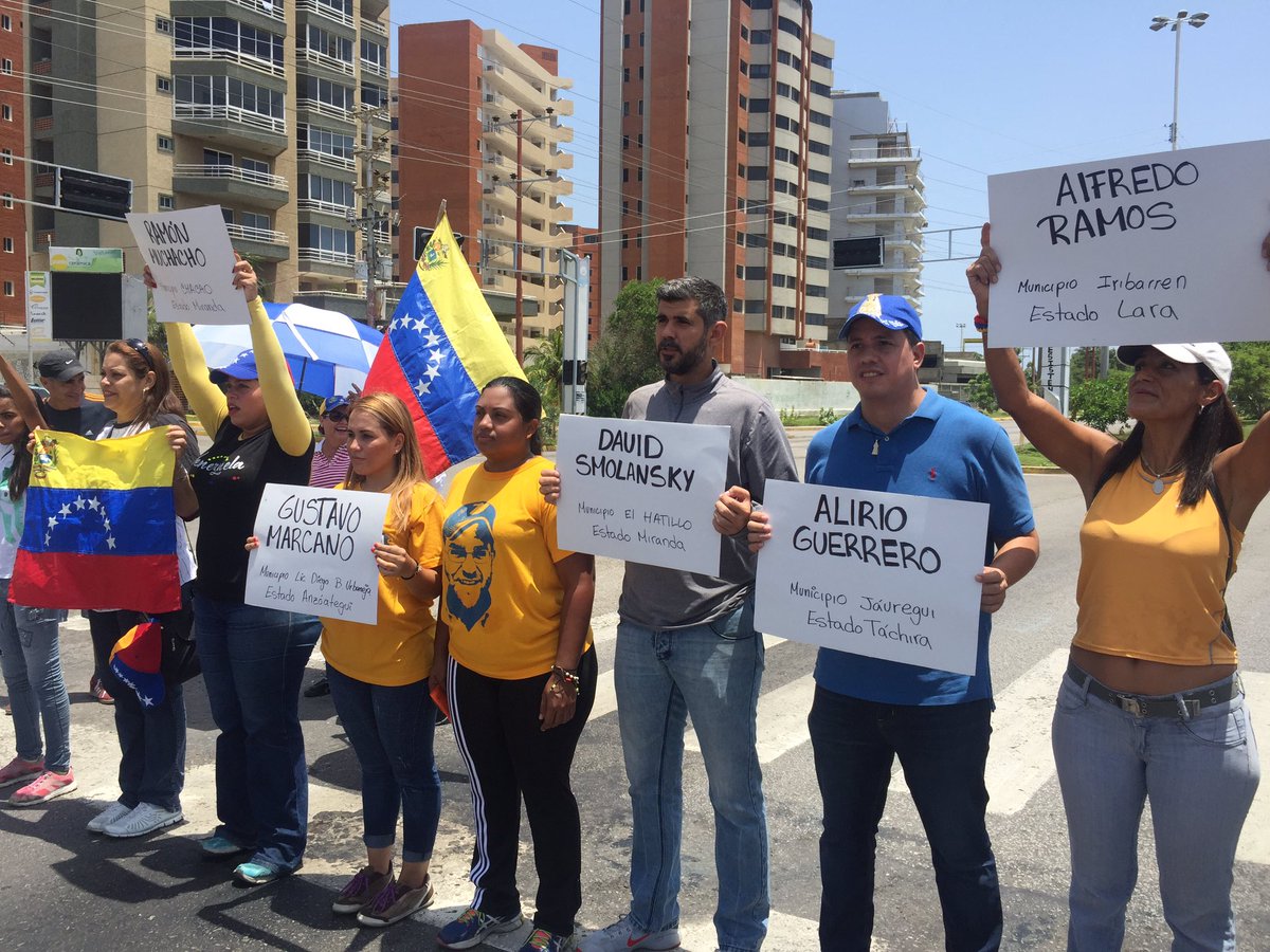 manuelferreiraG's tweet photo. Las calles de #Lechería siguen hablando a diario. Hoy exigimos respeto para todos nuestros alcaldes. #SeguimosEnLaCallePorVzla https://t.co/NedW82koB7