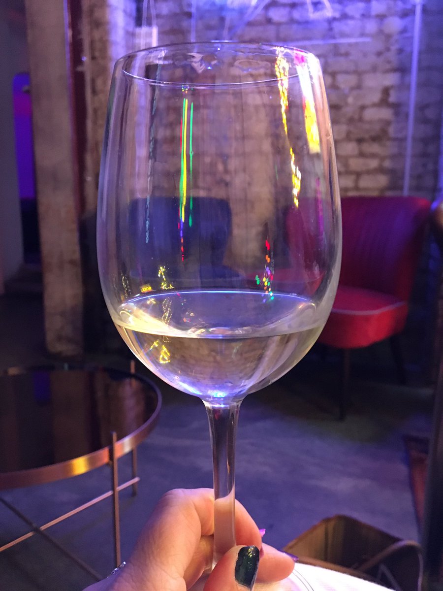 susanpilcher1's tweet photo. Wine o clock #birthdayweek #birthdaygirl #vip #lightsofsoho https://t.co/vqa593E7j4