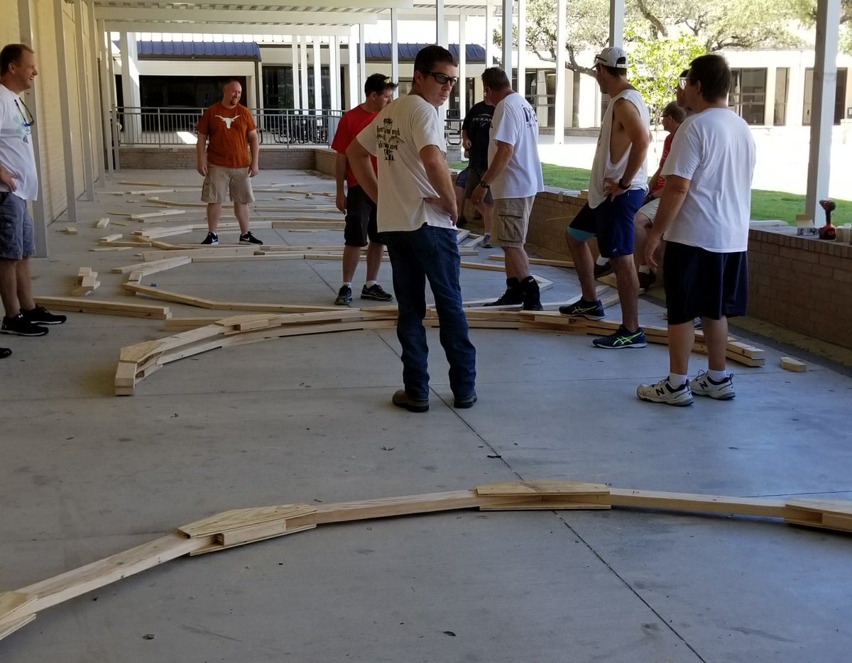 LeanderHighBand's tweet photo. We have the most amazing volunteers!!  #PropCrew  #marchingseason2017  #InternalLandscapes https://t.co/1Q2Pi1fGZ8