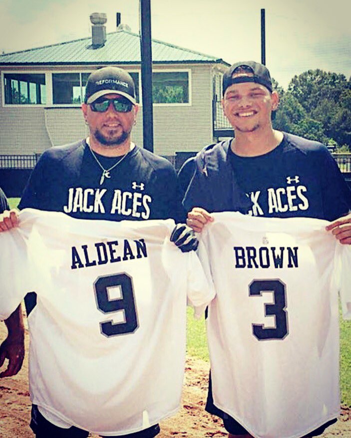 kanebrown's tweet photo. Had to show him I could play after not picking up a glove for 8 years ✌🏾️ @Jason_Aldean https://t.co/Yhmkx2WnlJ
