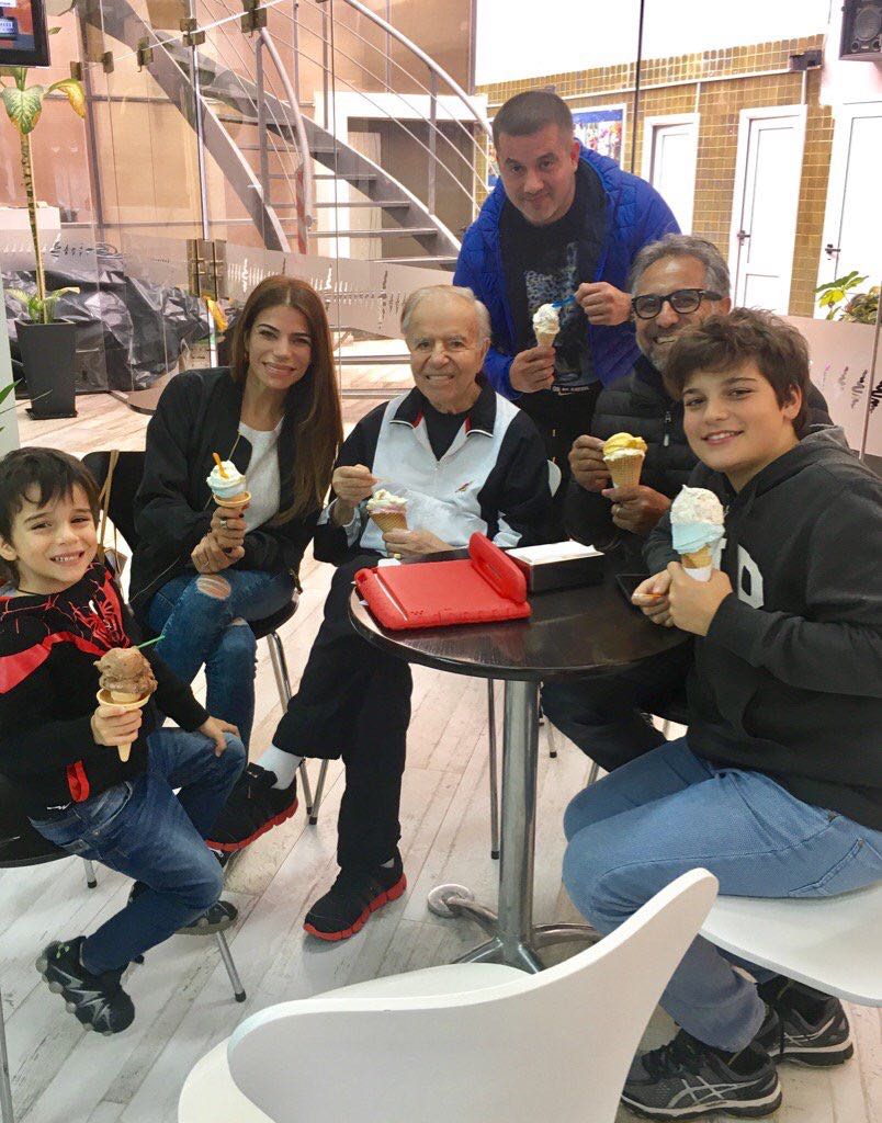 CarlosMenem_LR's tweet photo. #LaRioja Junto a mi flia. y amigos. Disfrutando de un rico helado. https://t.co/8BgxvuiNEH
