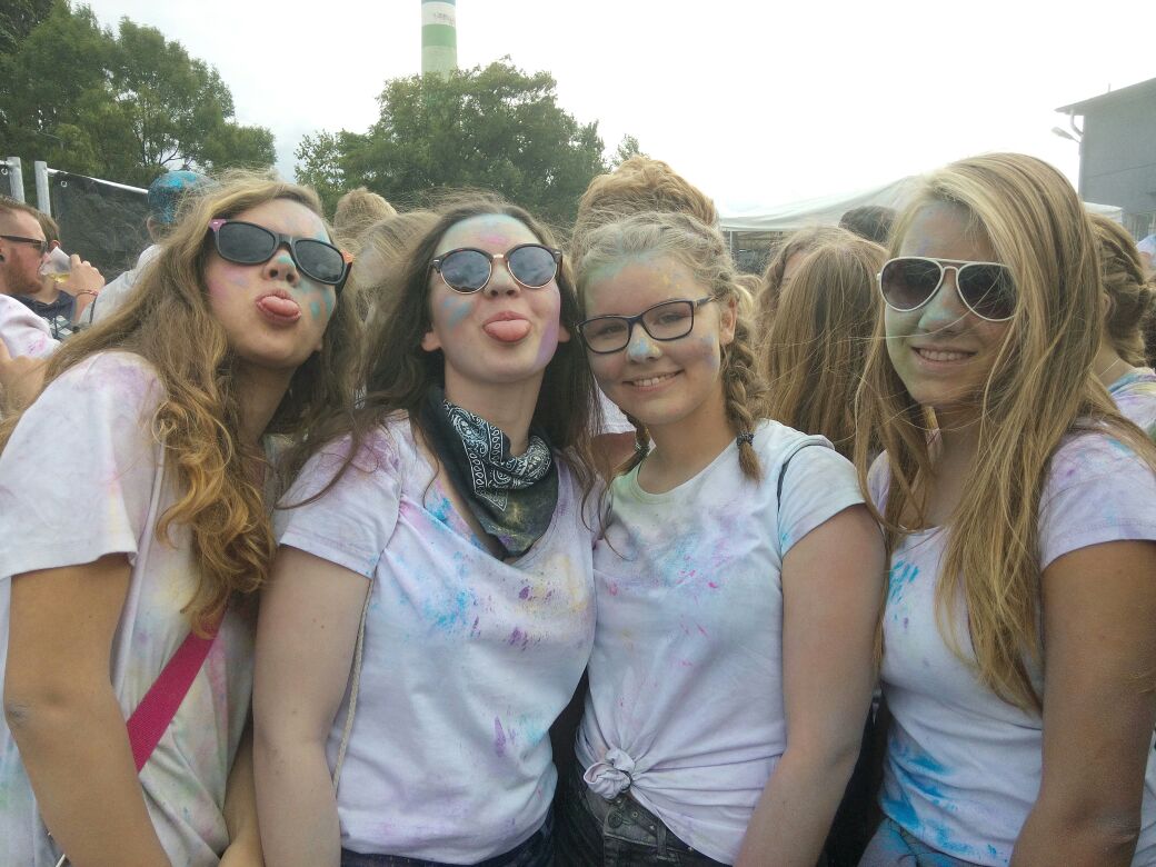 sophiexhng's tweet photo. Ich kooperiere nie ohne mein Team 😂🤘🏼💗
#onlytheyknow #HoliFestival #Holi2017 #Dresden https://t.co/6mVgM6uTWW